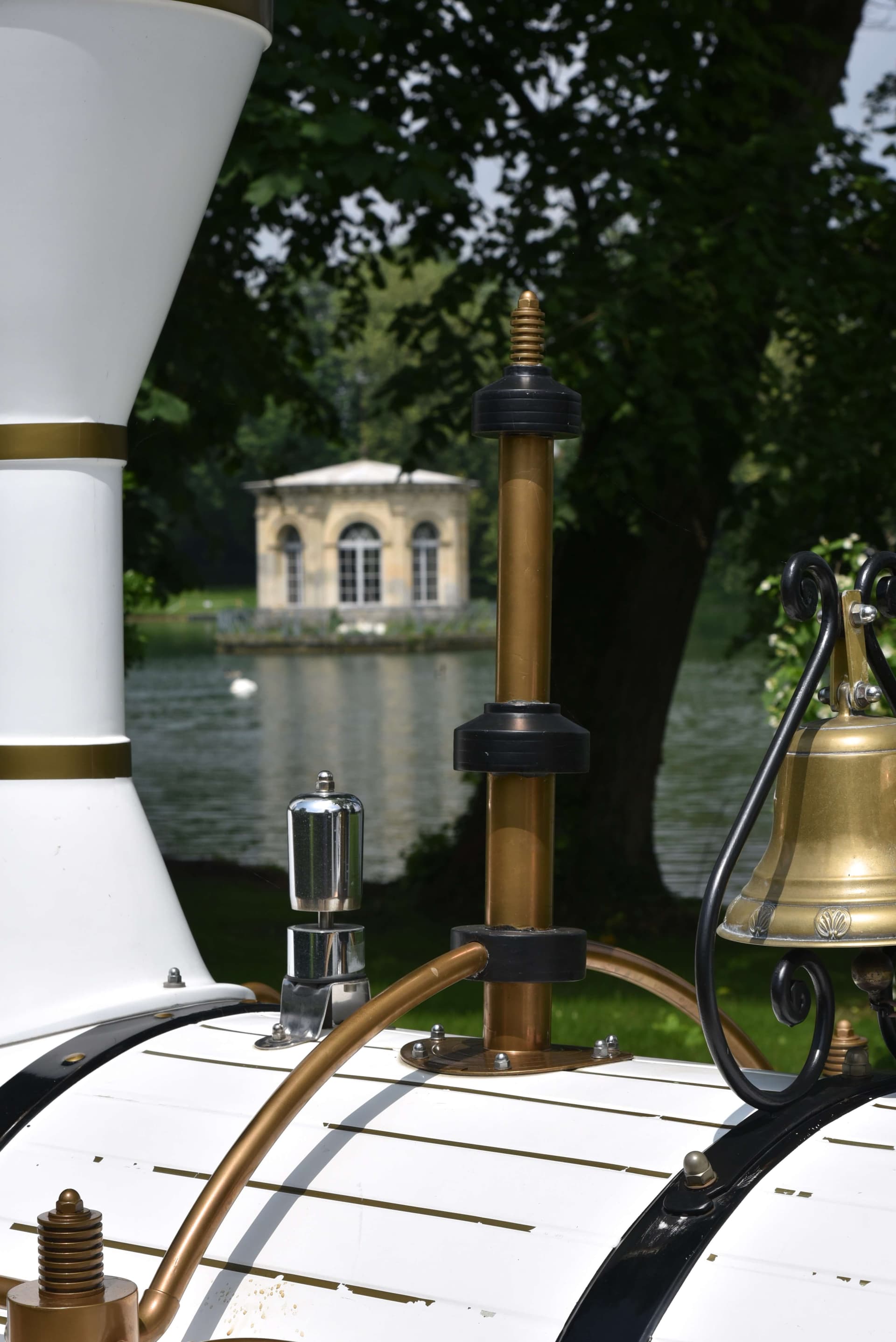 Vue du petit train traversant les jardins à la française du Château