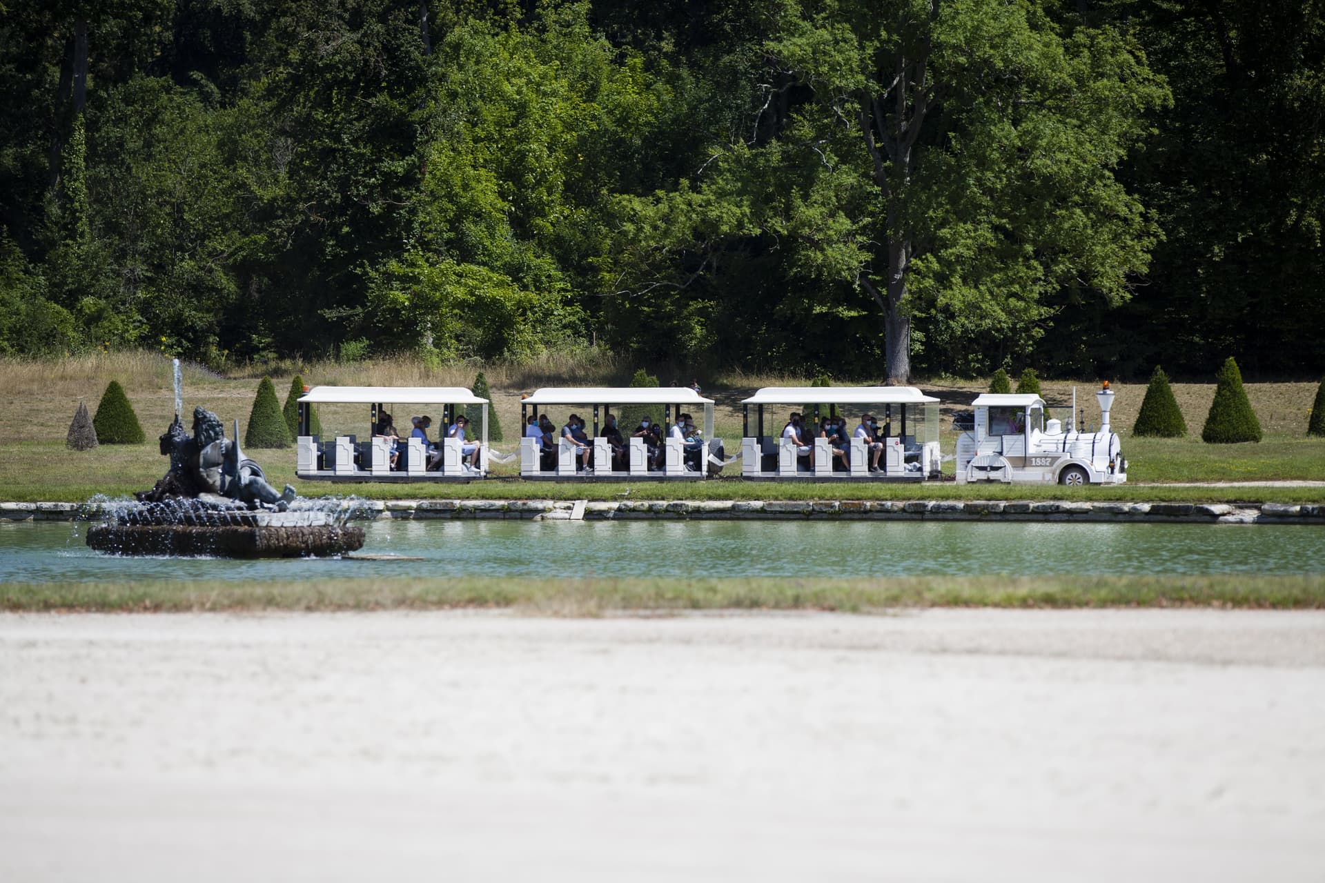 La locomotive blanche et dorée du petit train de Fontainebleau