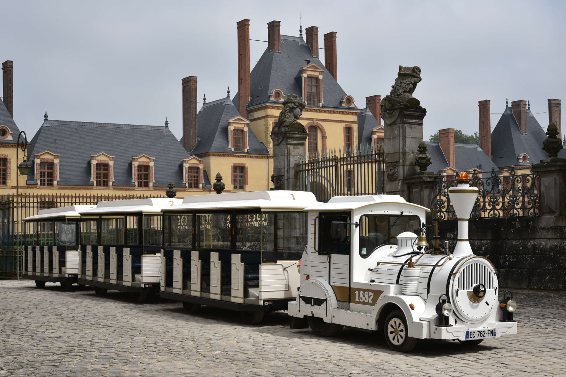 Le petit train longeant le Grand Canal de Fontainebleau