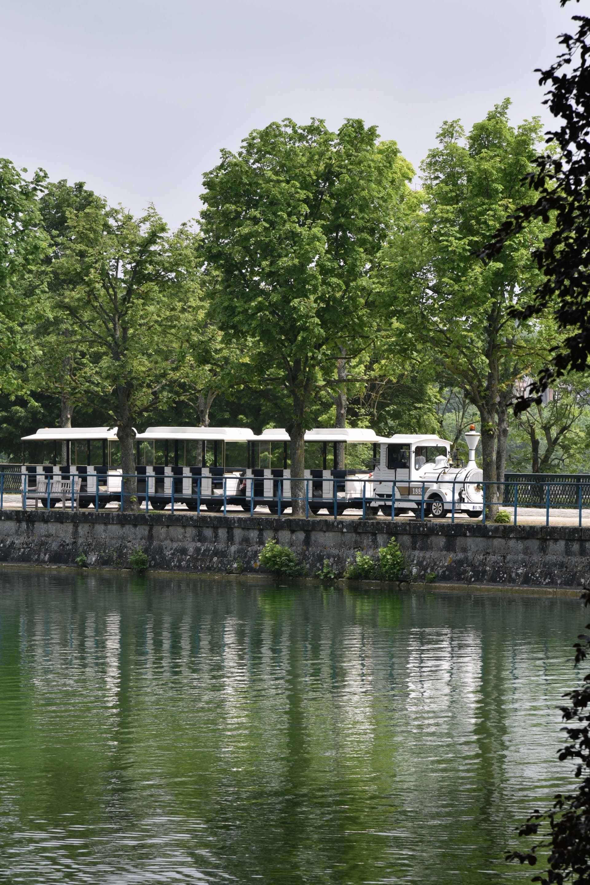 Vue sur les jardins du château depuis l'intérieur du petit train