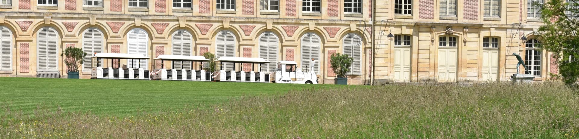Groupe de touristes montant à bord du petit train de Fontainebleau