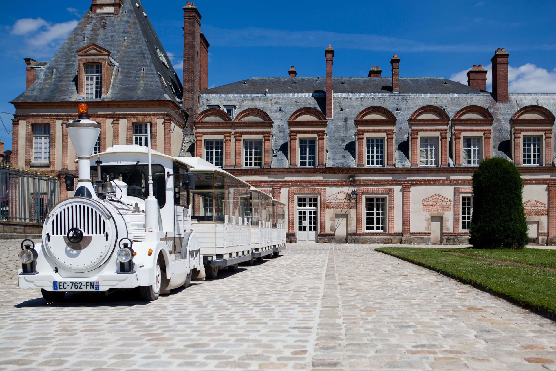 Petit train touristique circulant dans le parc du château de Fontainebleau