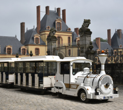 Le petit train du chateau de Fontainebleau - English